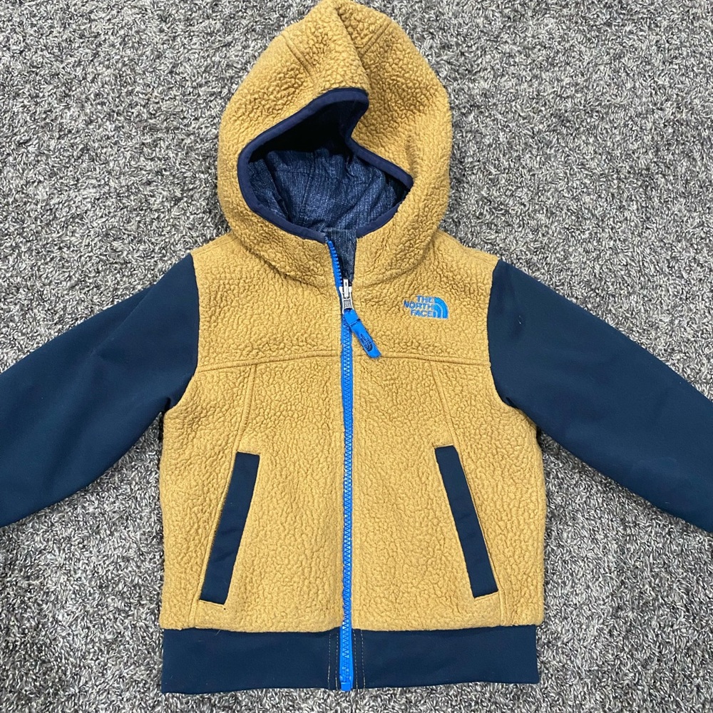 Toddler boys reverisble North Face Yukon jacket. Brown Sherpa / blue